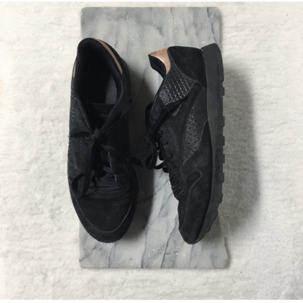 Reebok Classics Size 9.5 Black Sneakers Lace Up Suede Faux Leather